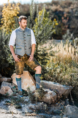 g&uuml;nstige lederhosen f&uuml;r Damen und Herren finden Sie in gro&szlig;er Auswahl im Trachten Shop zell