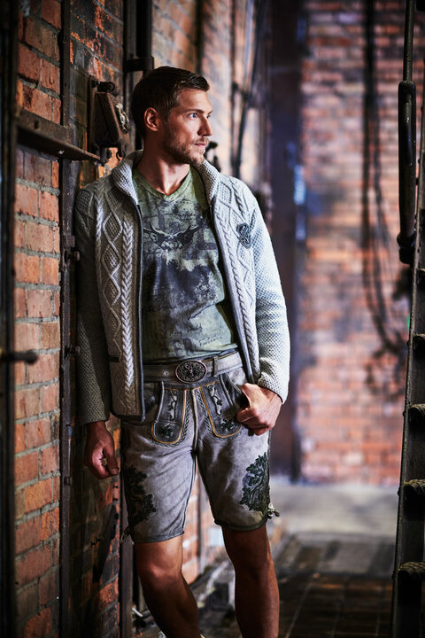 Trachtenshirts in kombination mit Trachtenstrickjacken und bequemen Lederhosen sind perfekt f&uuml;rs Oktoberfest