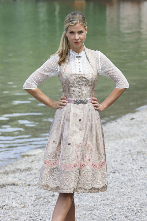 Hochzeitsdirndl mit feiner Dirndlbluse 