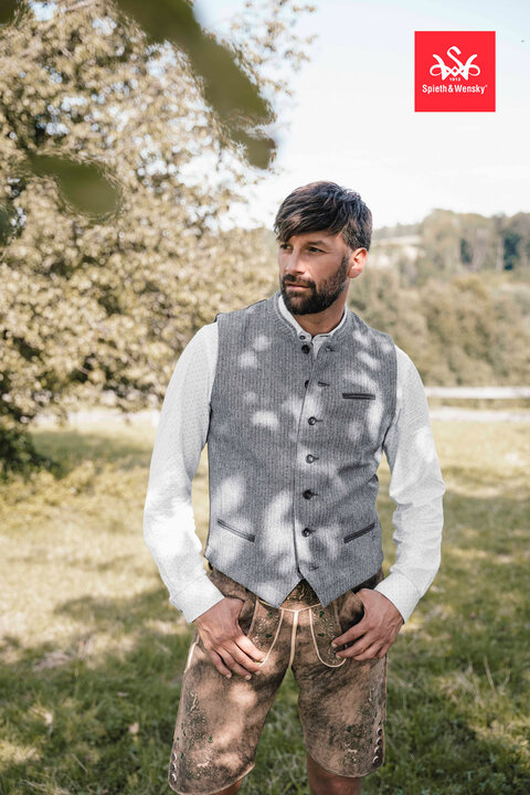 Herrenwesten und Trachtenhemden kombineirt mit hellbrauner Trachtenlederhose