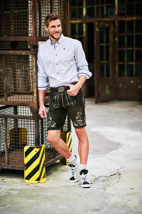 Kurze Lederhose g&uuml;nstig kaufen und passend dazu ein klassiches wei&szlig;es Trachtenhemd