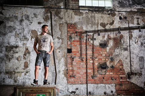 Passend zur kurzen Wildbock Lederhose sind sportliche Trachtenshirts und coole Trachtensneaker