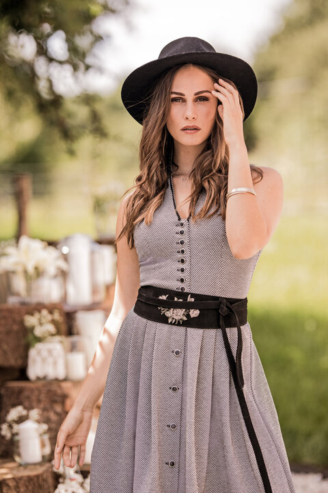Passende Accesoires wie Trachtenh&uuml;te und Trachteng&uuml;rtel f&uuml;r Ihre Dirndl und Trachtenkleider finden Sie im Trachten Shop Zell