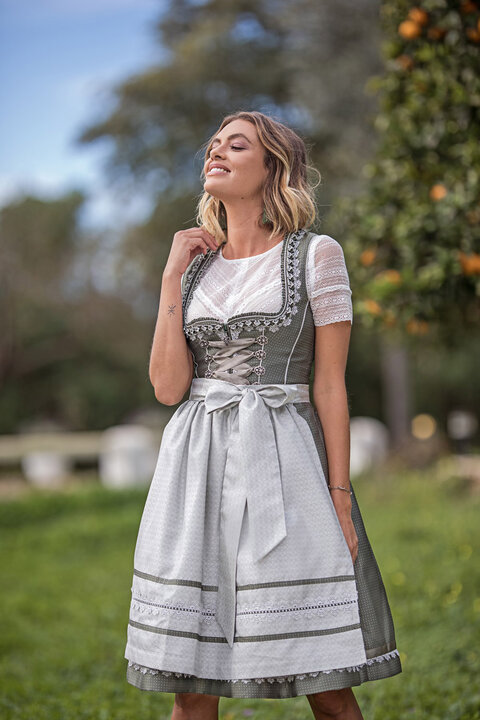 Dieses tolle Dirndl mit schlichter Satinsch&uuml;rze und Herzauschnitt k&ouml;nnen Sie im Trachten Shop Zell g&uuml;nstig kaufen. 