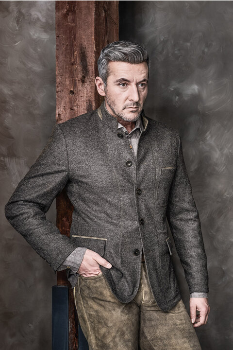 Edle Lederjanker finden Sie bei uns im Sortiment, passend zur Lederhose