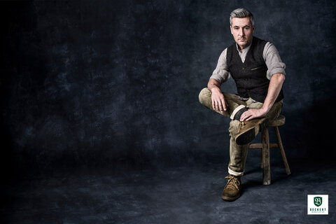 Schicke Trachtenweste kombiniert mit Trachtenhemd und hochwertiger Ziegenvelourlederhose