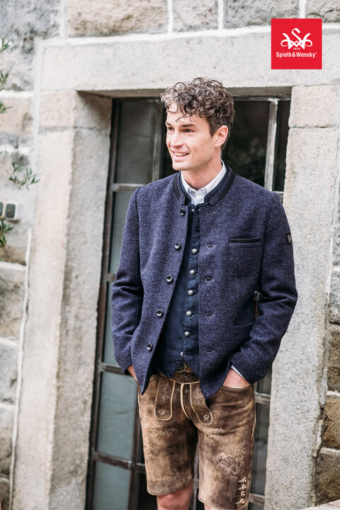 Dunkelblauer Trachtenjanker kombiniert mit edler Trachtenweste passend zur hellbraunen Lederhose