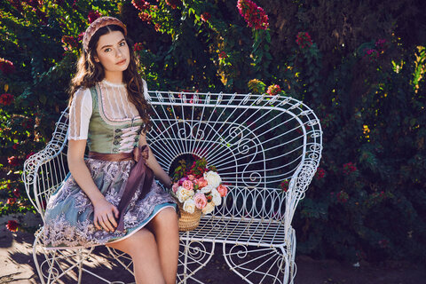 Wundersch&ouml;nes gr&uuml;nes Mini Dirndl mit beerefarbenen Details. Die passenden Accesoires runden das Outfit ab. 