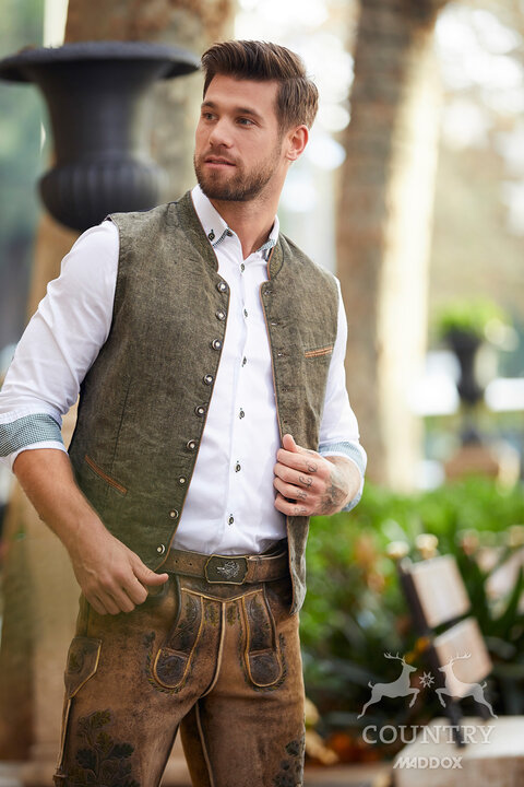 Herren Weste kombiniert mit wei&szlig;em Hemd und Lederhose aus Wildbockleder