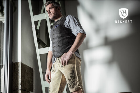 Schicke Trachtenweste kombiniert mit Trachtenhemd und hochwertiger Ziegenvelourlederhose