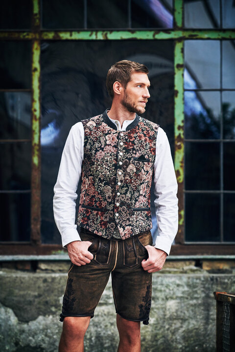 Trachtenweste mit auff&auml;lligem Muster, kombiniert mit Lederhose und wei&szlig;em Trachtenhemd