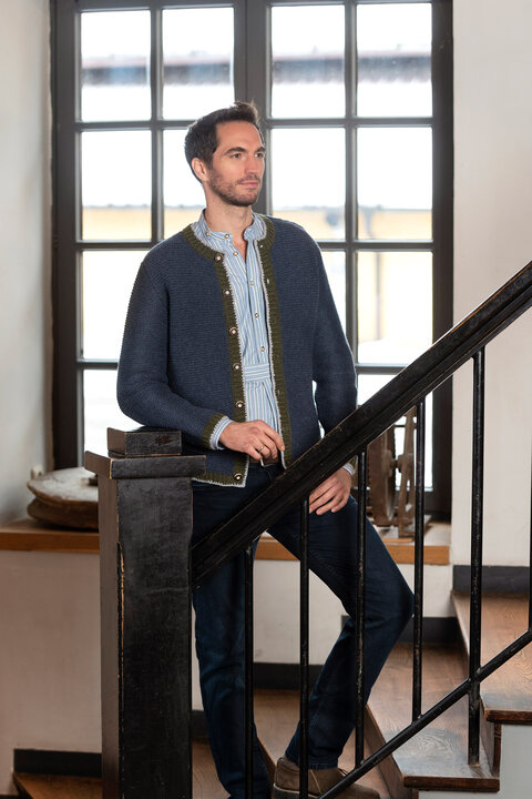 Toller Alltagslook mit dunkler Trachtenhose. Trachtenhemd und Wolljacke 