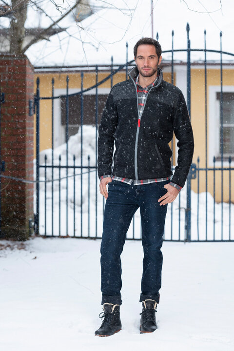 Auch f&uuml;r k&uuml;hlere Tage perfekt, lange Trachtenjeans und Strickjacke aus Merinowolle