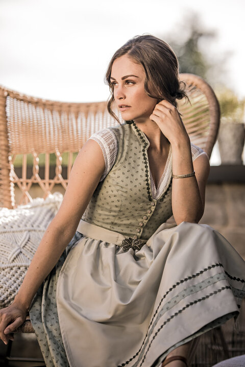 Zartes gr&uuml;nes Marjodirndl mit passender Sch&uuml;rze