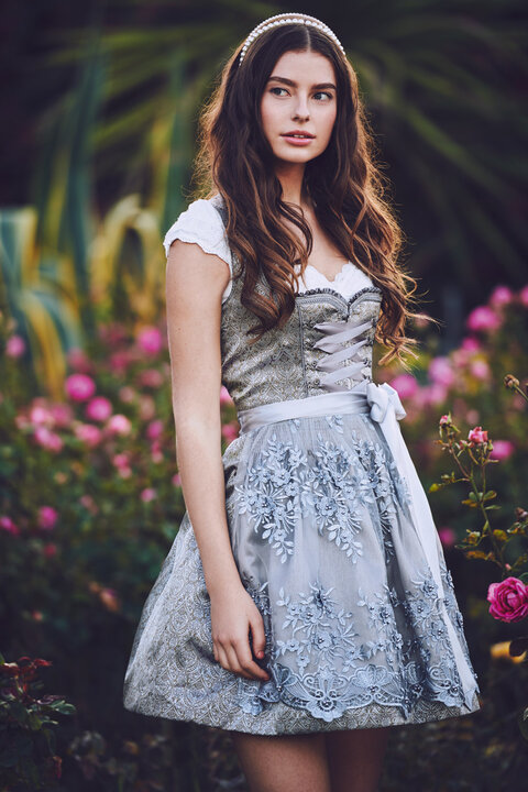 Edles Mini Dirndl von Kr&uuml;ger Madl. Hinkucker ist die edle Spitzensch&uuml;rze mit jede Menger Perlen. 