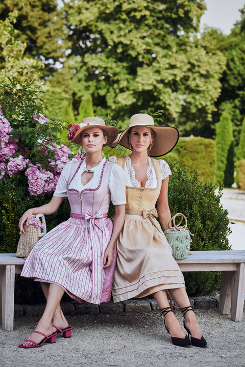 Passende Accesoires wie Haarb&auml;nder und Blumenkr&auml;nze f&uuml;r Ihre Dirndl und Lederhosen finden Sie im Trachten Shop Zell