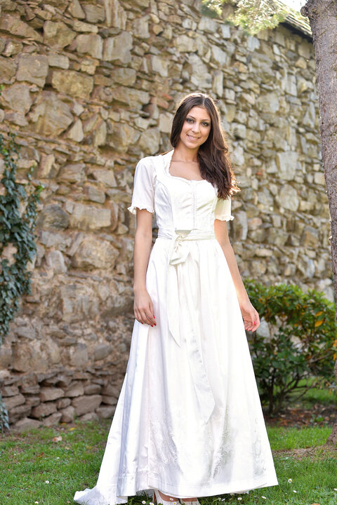 langes Hochzeitsdirndl aus  flie&szlig;enden Stoff mit schlichter Sch&uuml;rze