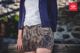 moderne Lederhose f&uuml;r Damen kombiniert mit passender Trachtenjacke und wei&szlig;er Trachtenbluse