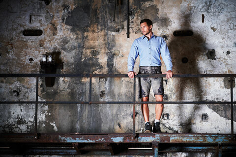 Kurze Lederhose g&uuml;nstig kaufen und passend dazu ein klassiches blaues Trachtenhemd