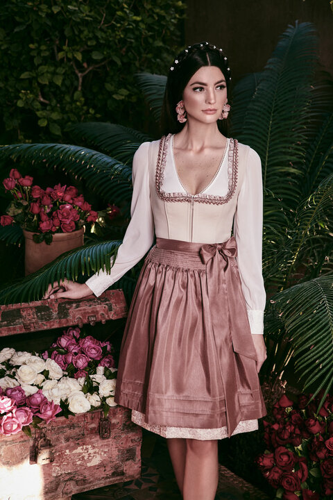 Zartes Kr&uuml;ger Dirndl mit tollen Details und altrosafarbener Sch&uuml;rze