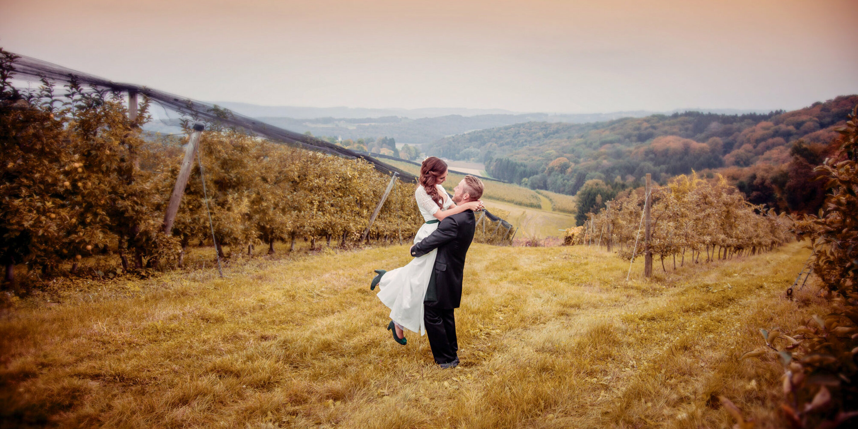 Trachtenhochzeiten sind voll im Trend. brautdirndl und Trachtenanz&uuml;ge finden Sie im Trachten Shop Zell