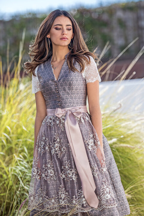 Hochgeschlossenes Dirndl der Firma Marjo Trachten. 