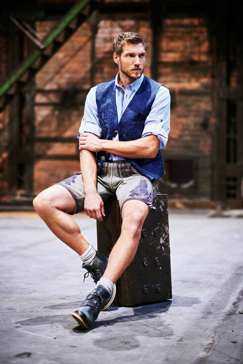 Schicke Trachtenwesten passen perfekt zur Lederhose und machen das Outfit schick genug f&uuml;r eine Trachtenhochzeit 
