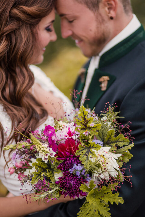 Schicke Trachtenhochzeitsanz&uuml;ge finden Sie im trachten Shop zell