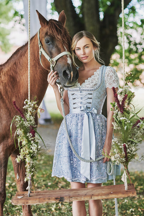 Dieses wundersch&ouml;ne hellblaue Dirndl mit Spitzensch&uuml;rze und V-Ausschnitt bluse k&ouml;nnen Sie im Trachten Shop Zell g&uuml;nstig kaufen. 