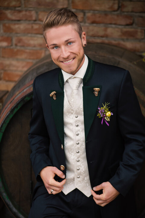 Herren Trachtenanzug mit schicker ecrufarbener Trachtenweste und Trachtenstoffhose