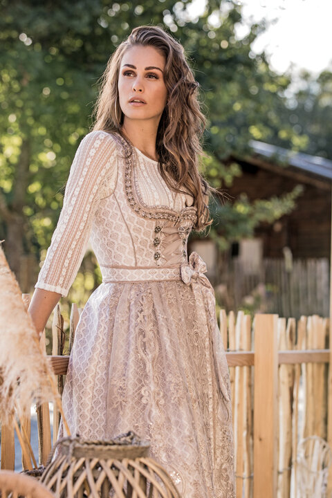 Wundersch&ouml;nes Marjo Dirndl in roset&ouml;nen, perfekt f&uuml;r die n&auml;chste Trachtenhochzeit