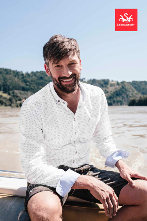 Coole Trachtenhemden lassen sich super zu normalen jeans im Alltag kombinieren