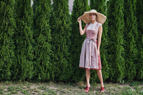 Passende Accesoires wie Trachtenh&uuml;te und Trachteng&uuml;rtel f&uuml;r Ihre Dirndl und Trachtenkleider finden Sie im Trachten Shop Zell