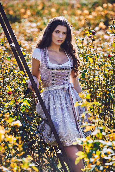 Dieses verspielte Kr&uuml;ger Dirndl k&ouml;nnen Sie bei uns im Trachten Shop Zell g&uuml;nstig kaufen.