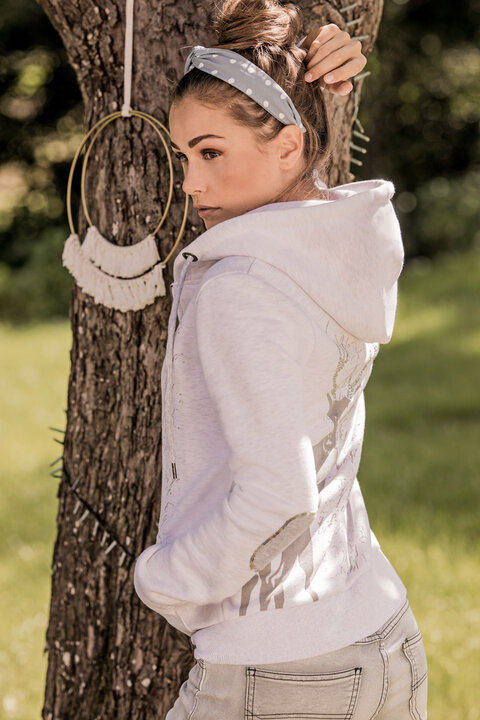 Moderne Trachtenkaputzenjacke mit Hirschdruck