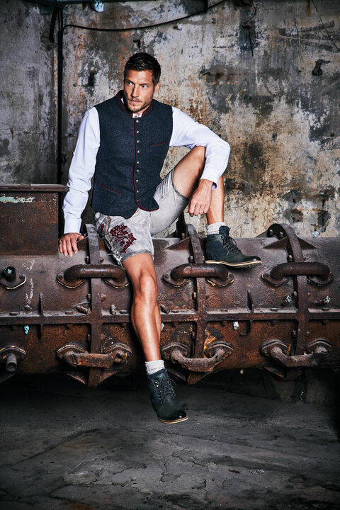 schlichte Trachtenweste von Kr&uuml;ger Buam kombiniert mit Lederhose und wei&szlig;em Trachtenhemd