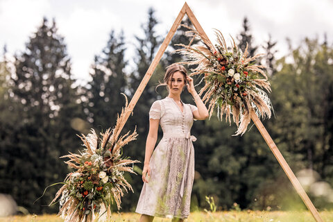 Hochgeschl&ouml;ssenes Brautdirndl im Boho Look- Zarte Nudet&ouml;ne schmeicheln der Braut.