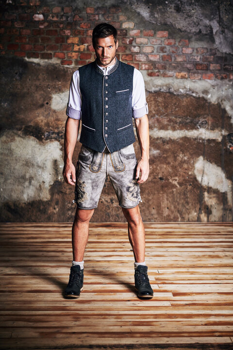 schlichte Trachtenweste von Kr&uuml;ger Buam kombiniert mit Lederhose und wei&szlig;em Trachtenhemd