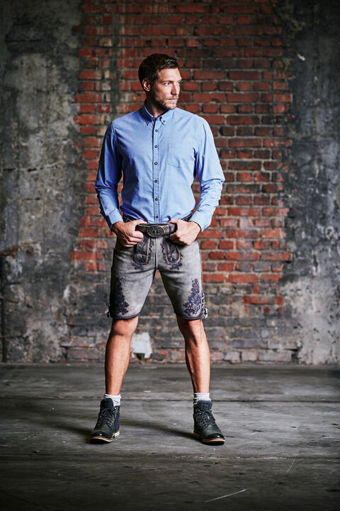 Sportliche Lederhose von Kr&uuml;ger Buam, kombiniert mit modernem hellblauen Trachtenhemd