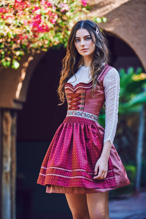 Edles Dirndl in weinrot und beere. Dieses Mini Dirndl 