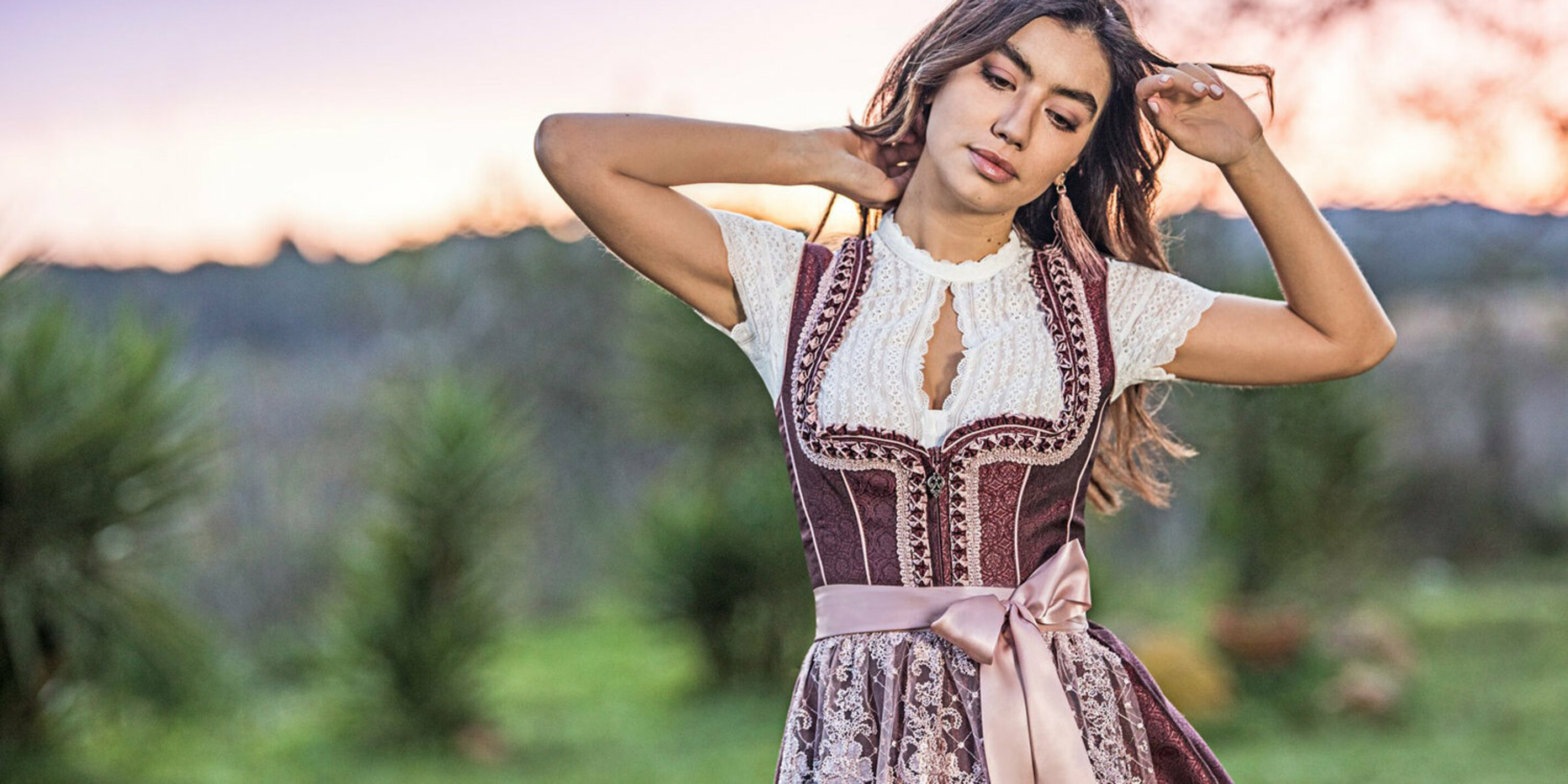 Dieses wundersch&ouml;ne weinrote Dirndl zusammen mit der hochgeschlossenen Dirndlbluse passt poerfekt f&uuml;rs Oktoberfest, den Wasen oder eine Trachtenhochzeit. 