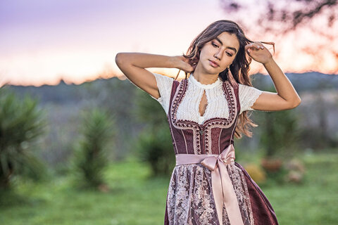 Diese wundersch&ouml;ne Spitzensch&uuml;rze am weinroten Marjo Dirndl machat das Dirndl perfekt f&uuml;r eine Trachtenhochzeit oder ein Trachtengeburtstag. 
