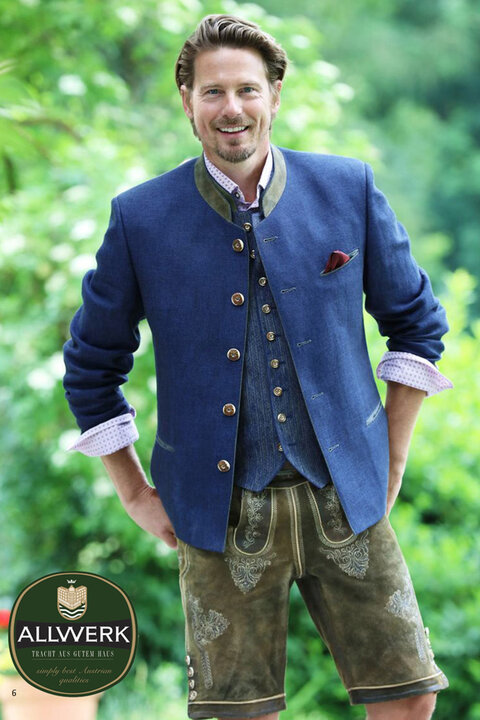 Blauer Trachtenjanker kombiniert mit passender blauen Trachtenweste und hellbrauner Wildbocklederhose