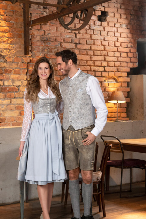 Sch&ouml;nes Tratitionelles Baumwolldirndl mit hellblauer Sch&uuml;rze