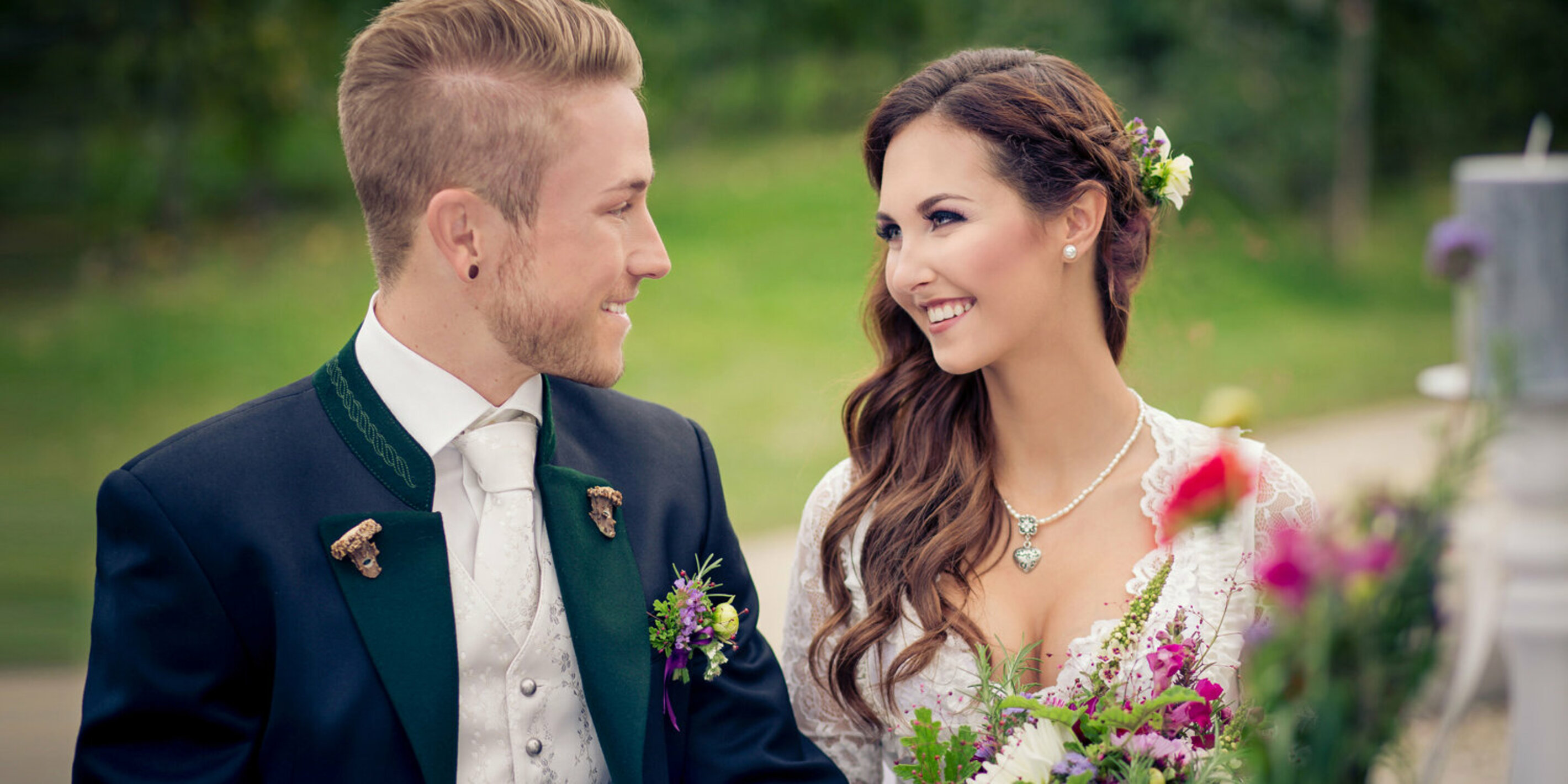 Trachten Hochzeitsoutfits f&uuml;r Damen und Herren finden Sie in gro&szlig;er Auswahl im Trachten Shop zell