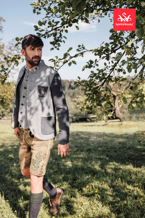 Auch solche Looks mit Lederhose lassen sich mit etwas Mut im Alltag tragen. Tracht kommt immer gut an.