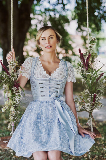 Edles Dirndl mit hochwertiger Spitzensch&uuml;rze der Firma Kr&uuml;ger Dirndl. 
