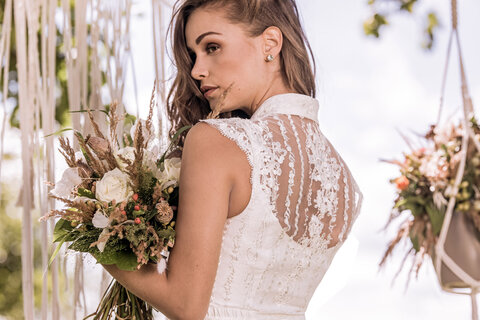 Highligt an diesem Brautdirndl ist der R&uuml;ckenauschnitt mit Tatoospitze. So werden Sie zum Blickfang an Ihrer Trachtenhochzeit.