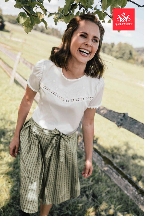 ein hellgr&uuml;ner Trachtenrock kombiniert mit dem passenden Oberteil macht den sommer Look perfekt
