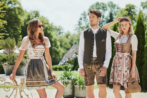 Im Trachten Shop Zell finden Sie eine gro&szlig;e Auswahl an verschiedenen Mini Dirndl der Firma Kr&uuml;ger Madl. Diese Dirndl k&ouml;nnen Sie g&uuml;nstig bei uns kaufen. 